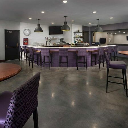 Doubletree By Hilton Manhattan, Ks Екстер'єр фото