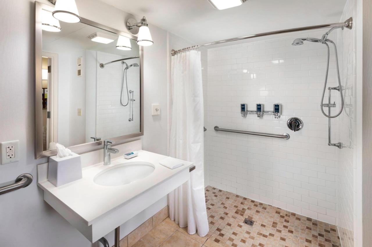 Doubletree By Hilton Manhattan, Ks Екстер'єр фото