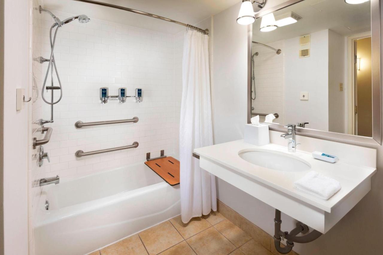 Doubletree By Hilton Manhattan, Ks Екстер'єр фото