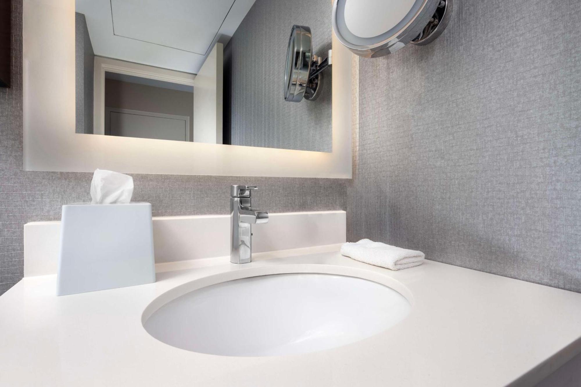 Doubletree By Hilton Manhattan, Ks Екстер'єр фото