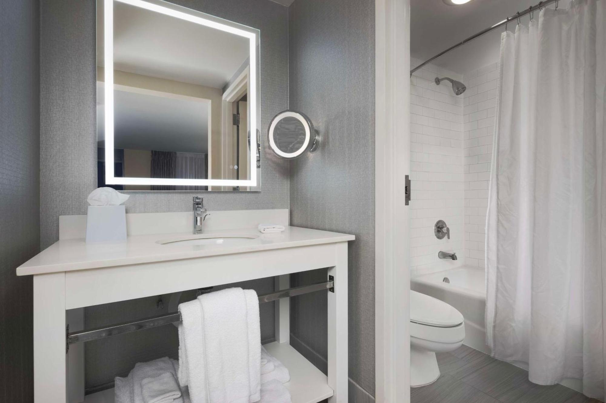 Doubletree By Hilton Manhattan, Ks Екстер'єр фото