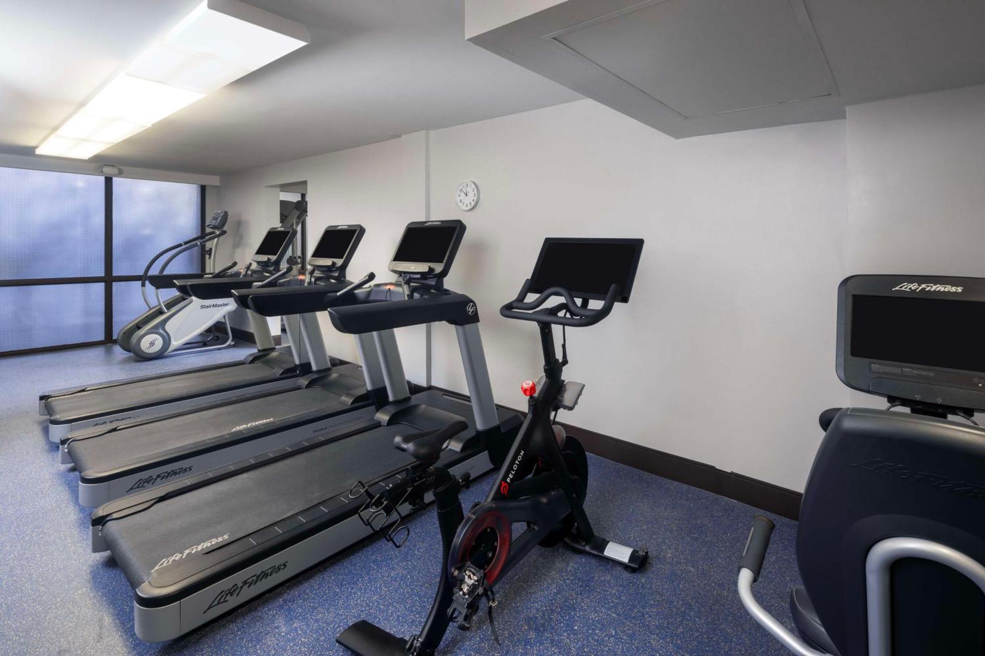 Doubletree By Hilton Manhattan, Ks Екстер'єр фото