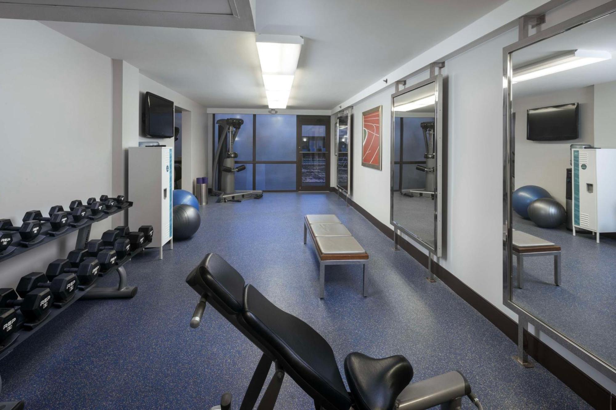 Doubletree By Hilton Manhattan, Ks Екстер'єр фото
