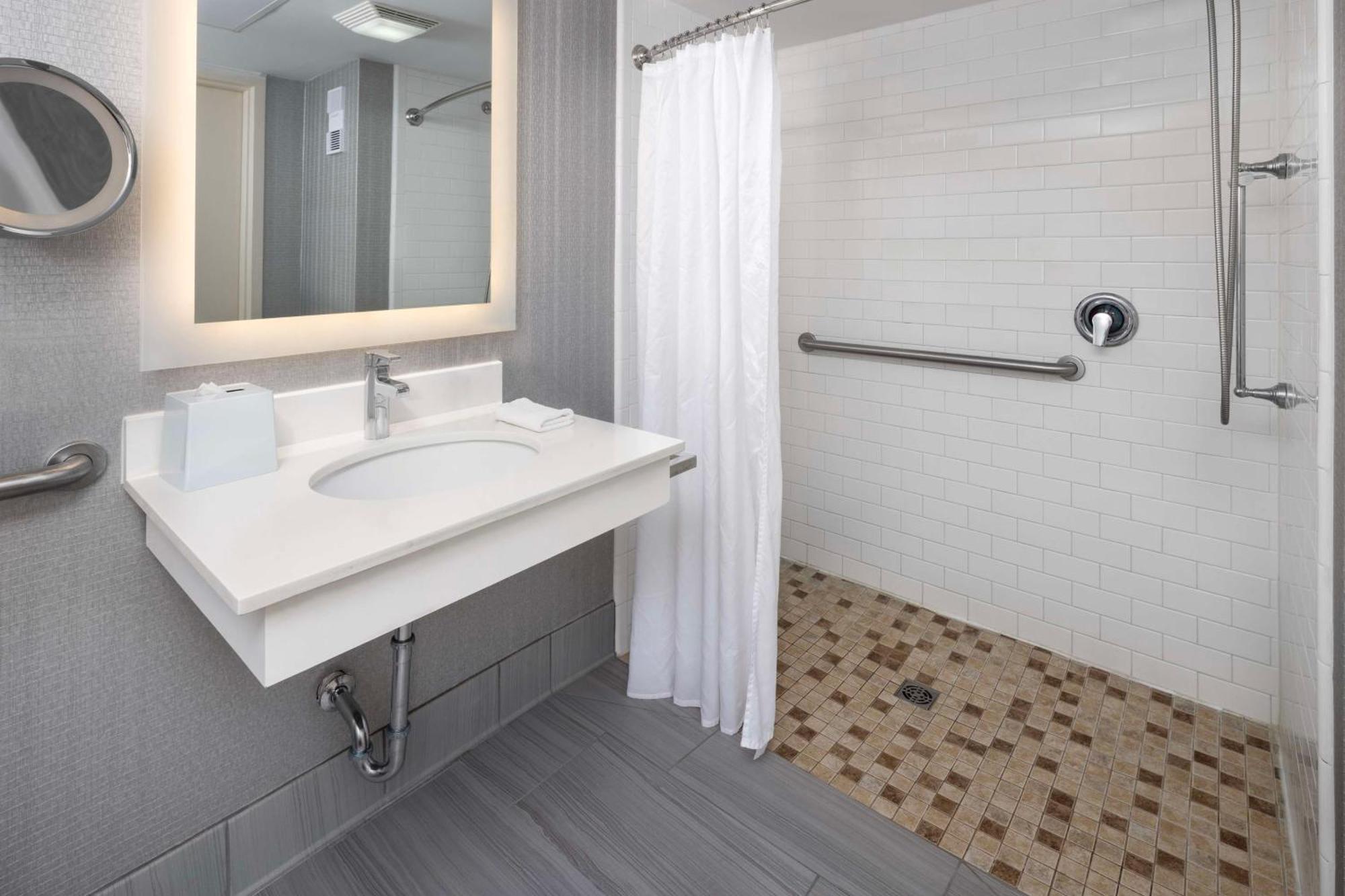 Doubletree By Hilton Manhattan, Ks Екстер'єр фото