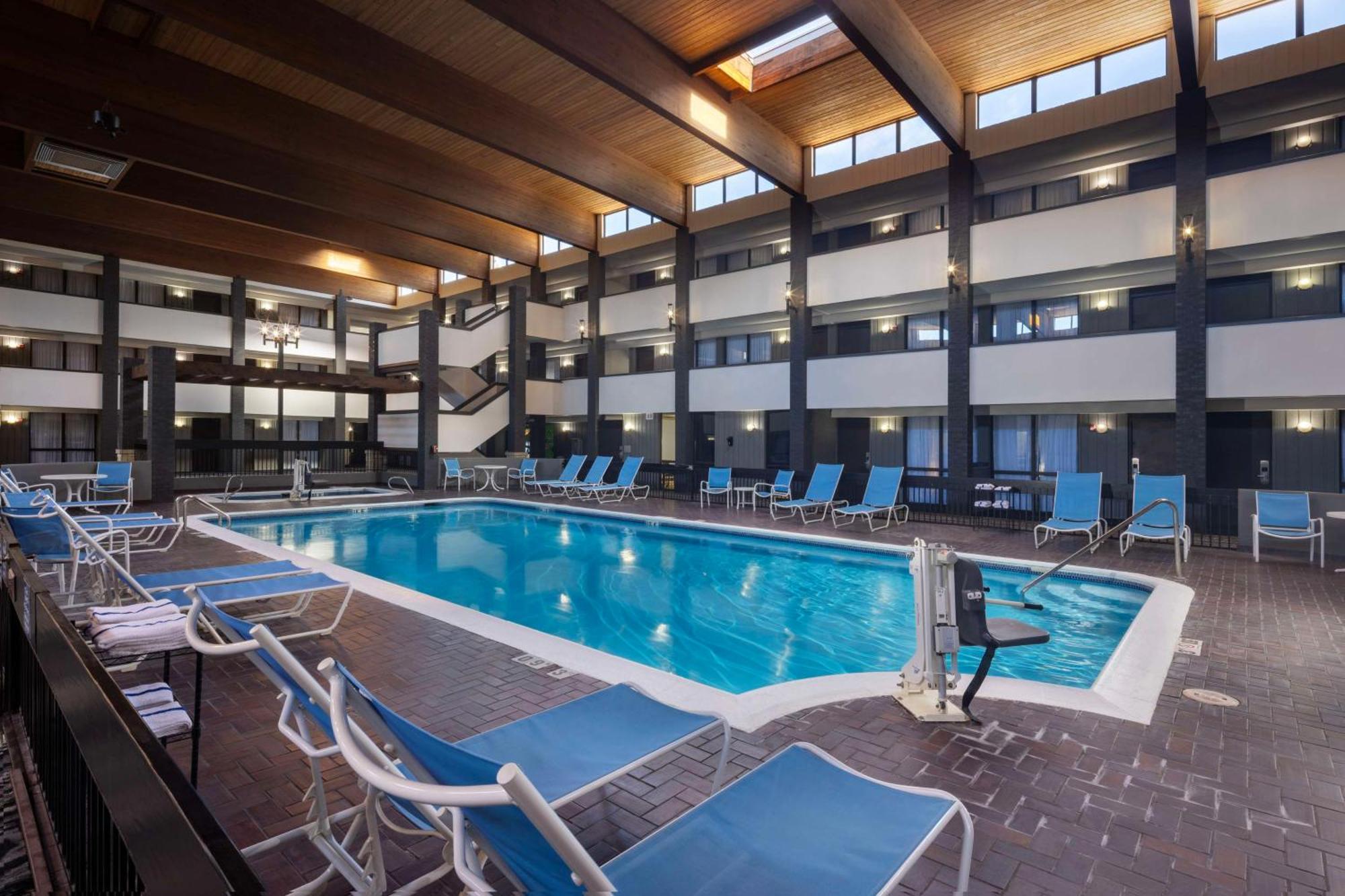 Doubletree By Hilton Manhattan, Ks Екстер'єр фото