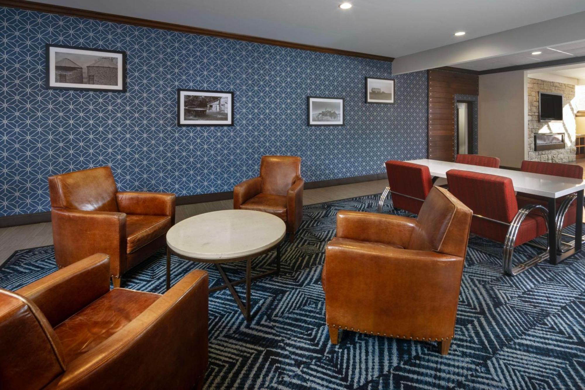 Doubletree By Hilton Manhattan, Ks Екстер'єр фото