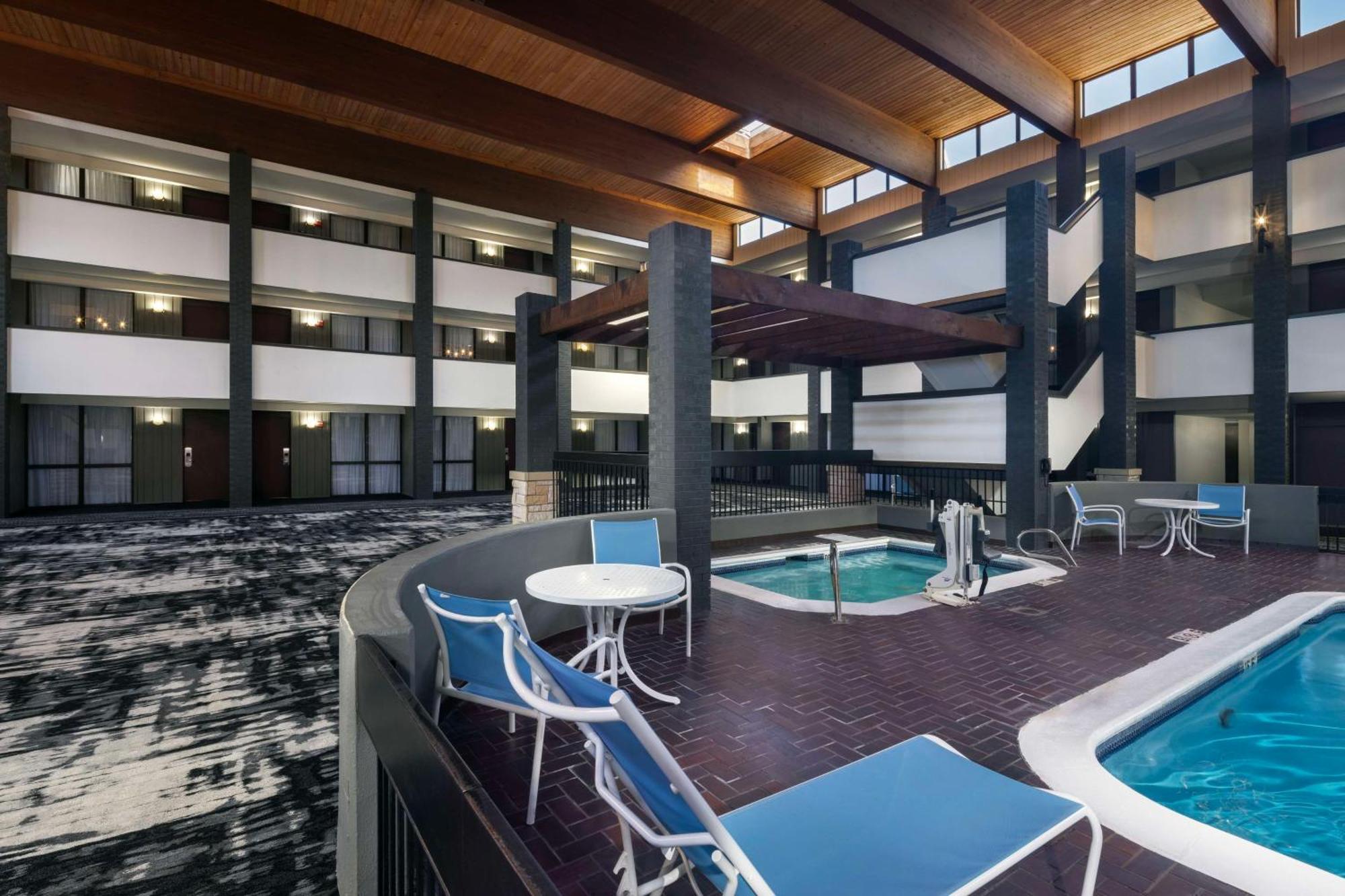 Doubletree By Hilton Manhattan, Ks Екстер'єр фото