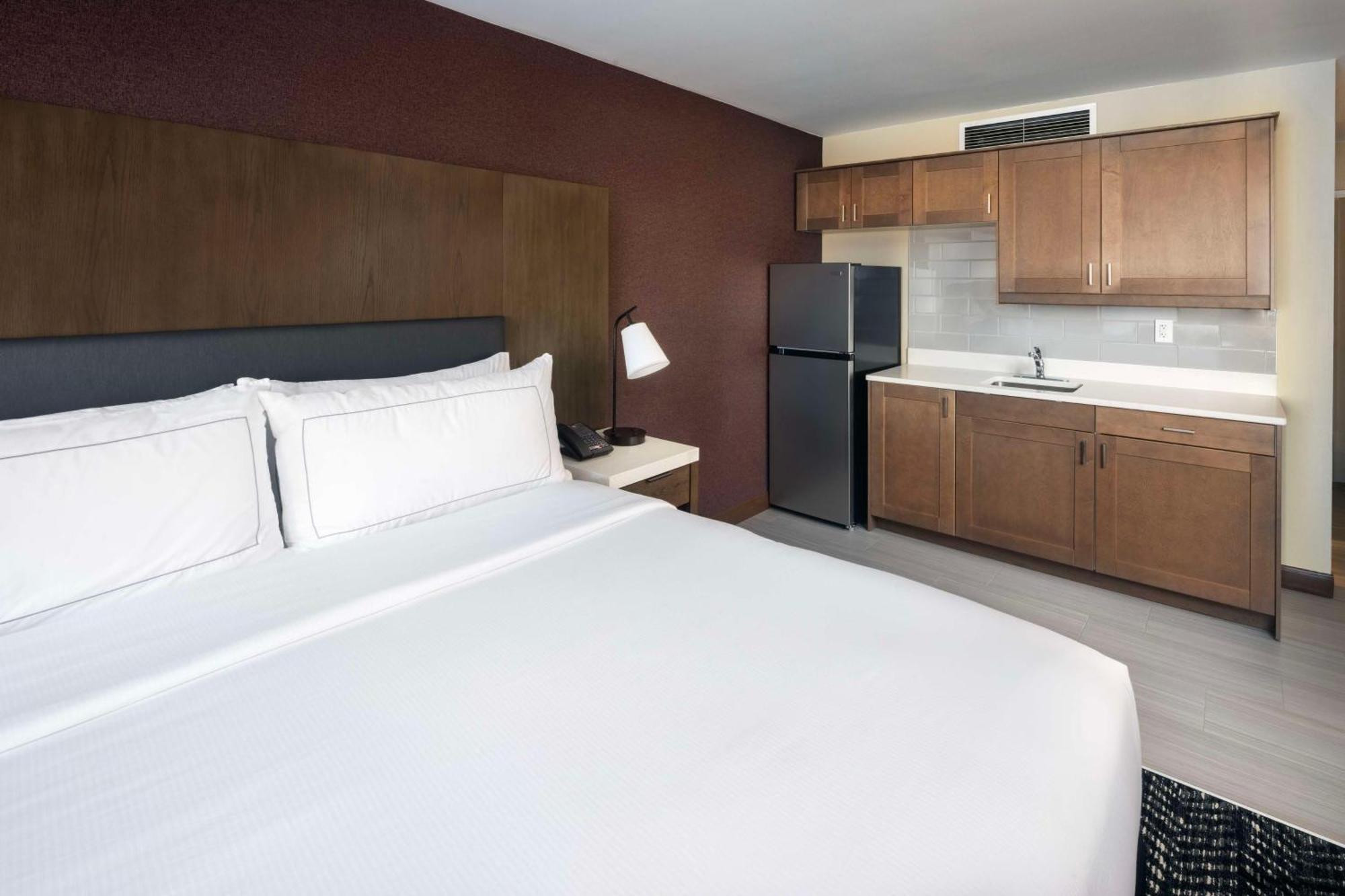 Doubletree By Hilton Manhattan, Ks Екстер'єр фото