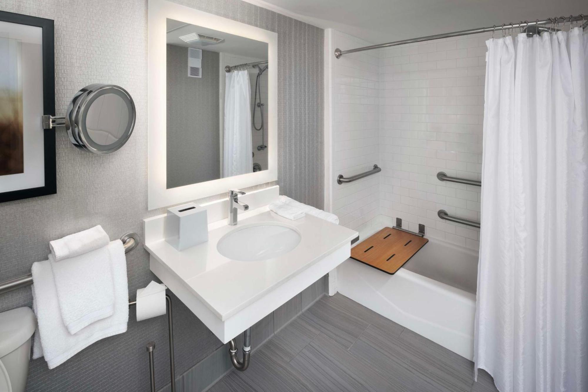 Doubletree By Hilton Manhattan, Ks Екстер'єр фото