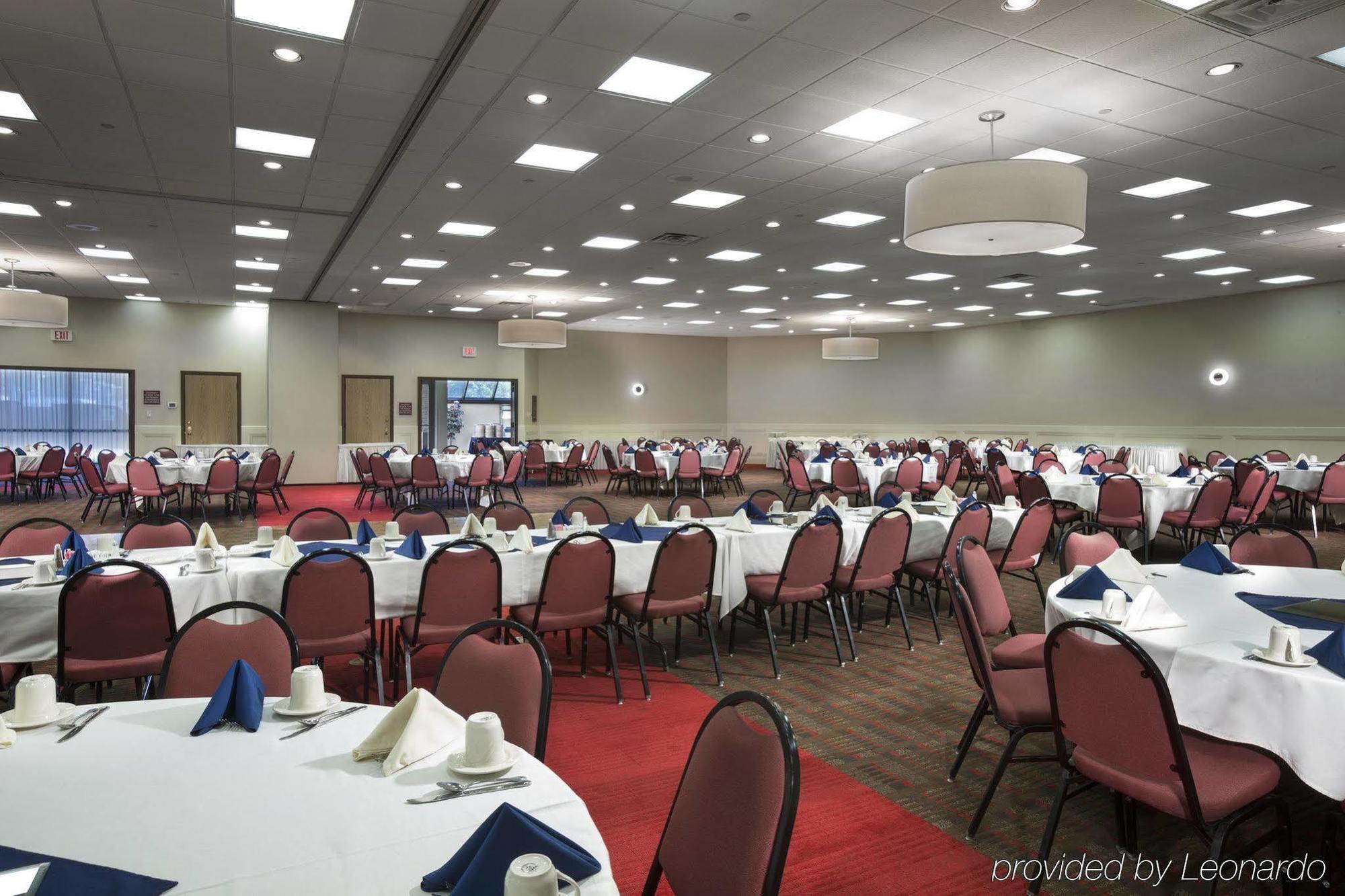 Doubletree By Hilton Manhattan, Ks Екстер'єр фото