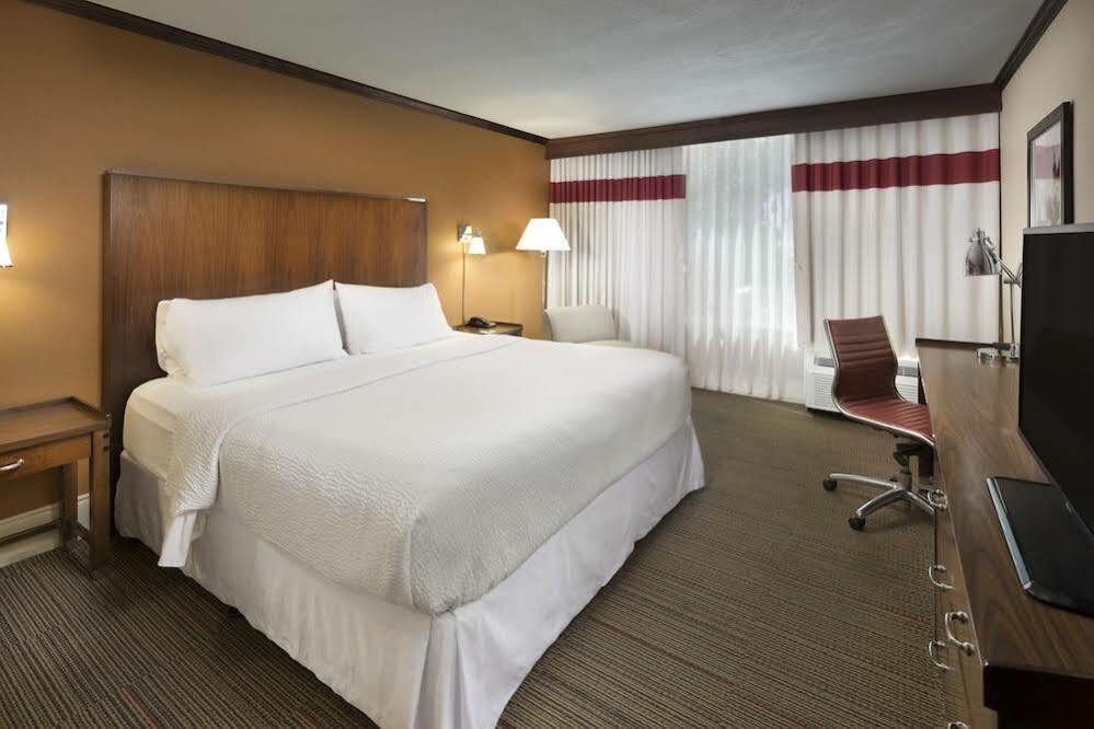 Doubletree By Hilton Manhattan, Ks Екстер'єр фото