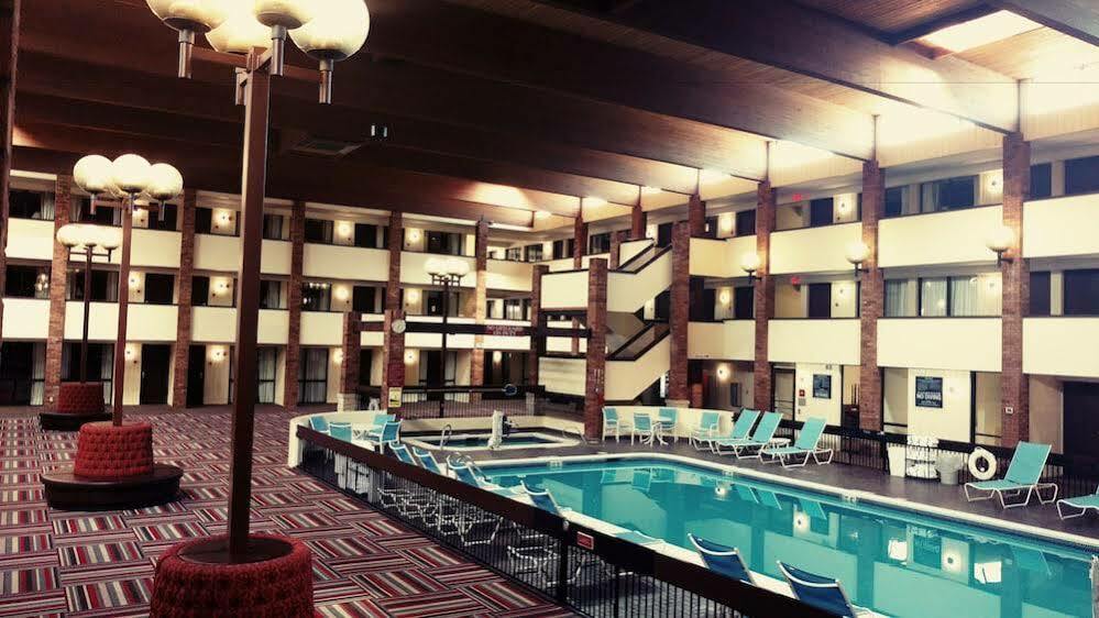 Doubletree By Hilton Manhattan, Ks Екстер'єр фото